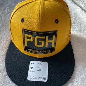 Nike Pittsburgh Pirates Yellow and Black Cap size 7